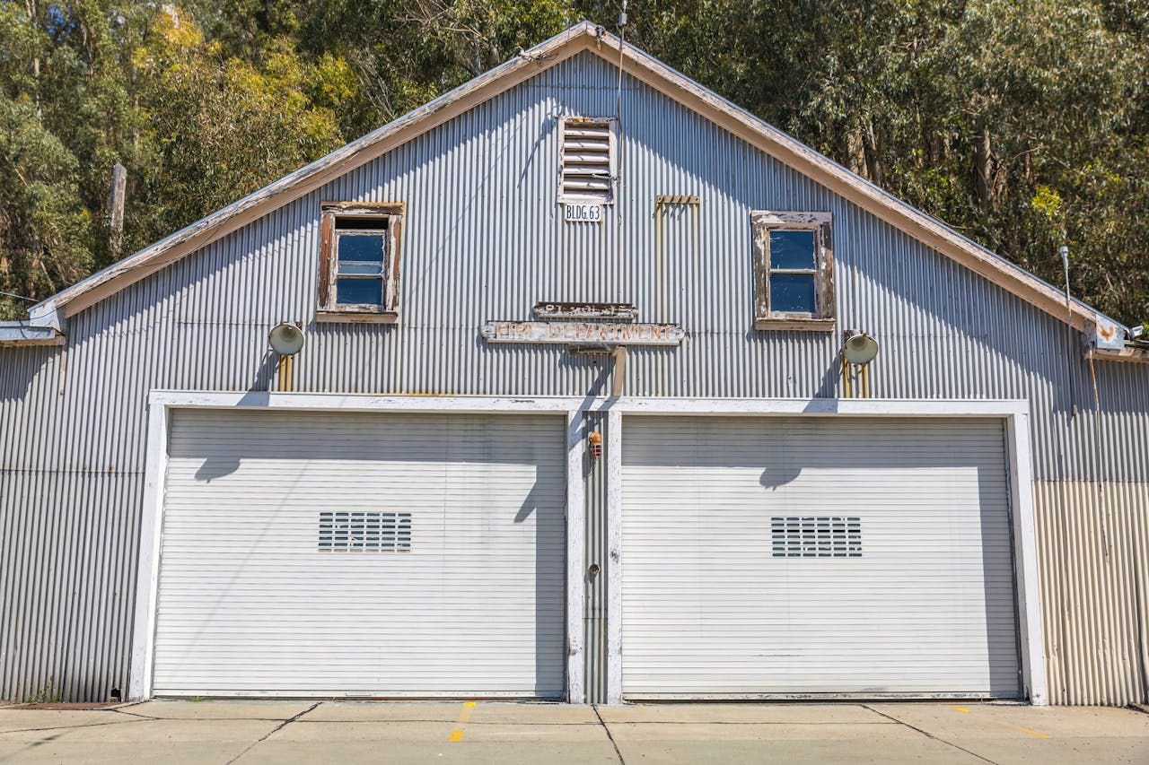 Garage door of a residential home representing homeowners insurance coverage for garage doors.