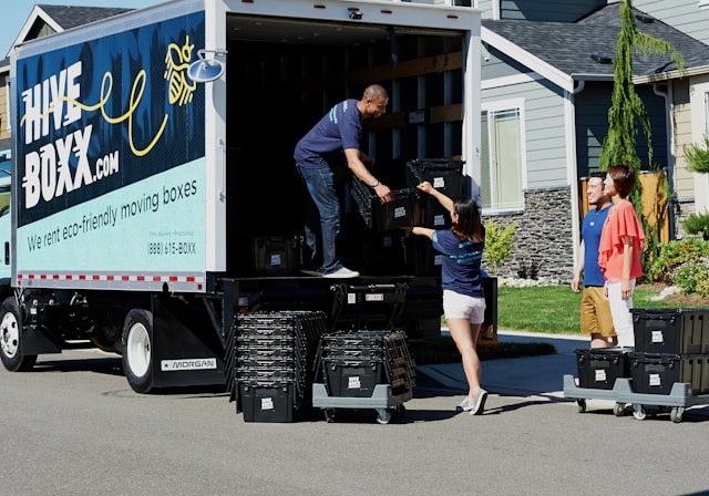 movers utilizing a box truck